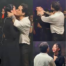 🎤✨ Ángela Aguilar acompañó a su esposo Christian Nodal durante su show en Monterrey, donde sorprendió al público al subir al escenario para interpretar juntos el tema “Qué Agonía”. 💘