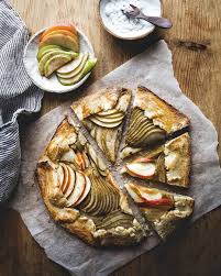 Preparer Une Bonne Tarte Rustique Pommes Poires Maison Avec Une Pate A La Feve Tonka Pour Food Food Photography Real Food Recipes