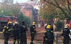 Firefighters have been working since sunday morning to extinguish the runaway fire that has engulfed rhodes memorial and is spreading towards the university of cape town (uct). W42e7u3i9n4cm