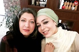 عکس| سفر در زمان؛ «سانیا سالاری» در 31 سالگی و در سالن انتظار یک سینما؛ سال 96