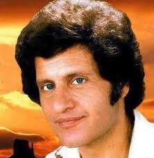 À la vie, à l'amour À nos nuits, à nos jours À l'éternel retour de la  chance À l'enfant qui viendra Qui nous ressemblera Qui sera à la fois toi  et moi.