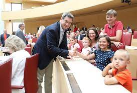 Ein bein angewinkelt auf eine bank gestellt lächelt er. Csu Fraktion Im Bayerischen Landtag Familienfest Der Csu Landtagsfraktion Am 9 Juni 2018