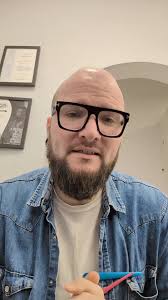 Michael Douglas doing top tip of cutting hair and colouring hair at home !  I STRONGLY ADVISE YOU DO'NOT DO ANY OF THESE TECHNIQUES!! THE CLIPPERS ARE  NOT THE SAME QUALITY, YOU