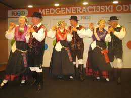 KOMENDSKI FOLKLORISTI NAVDUŠUJEJO DOMA IN DRUGJE | Občina Komenda |  MojaObčina.si