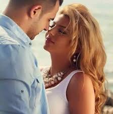 🎼❄️🎧 Helló December...☃️❄️ Minden nap megszűnik valami, amiért  szomorkodunk, de minden nap történik valami, amiért érdemes reggel  felkelni, amiért érdemes élni. Szép jó reggelt, december első reggelén  kívánok kellemes ébredést, szeretetben gazdag,