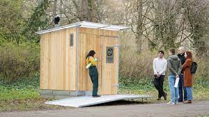 Wir verstehen diese Toiletten als ein Portal in die Zukunft“: Berlin testet  autarke Öko-Klohäuschen in Parks