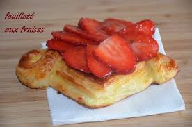 Feuillete Aux Fraises A La Creme Patissiere Le Sucre Sale D Oum Souhaib Patissiere Delicieux Desserts Recette Creme Patissiere
