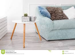 Fabrica y venta de muebles mayoreo, mesas de centro, mesas y sillas, muebles de madera, muebles minimalistas,recamaras modernas con envíos a todo méxico Mesa De Centro De Madera Moderna Y Sofa Acogedor Con Las Almohadas Concepto Casero Moderno Interior Y Simple De La Sala De Estar Foto De Archivo Imagen De Amortiguador Azul 124196562