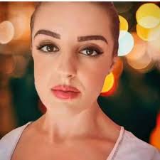 Kako mi je pomogao Halid Bešlić Bilo je to davno… ali te dane pamtim kao da  su jučer bili. Život nije bio lagan — troje djece, mala plata, i stalna  borba da