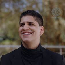 Dear friends, I am super excited and happy to announce that I will be  starting a collaboration with @knoblochstringsamerica . Trying their  strings was love at first touch, it's an immense honor