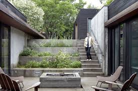 Maison Moderne Avec Un Toit Terrasse Vegetalise Terrasse Jardin Jardin Moderne Amenagement Jardin