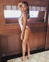 She formerly was a part of the lifestyle panel talk show fablife. Kastige Figur Chrissy Teigen Wehrt Sich Gegen Body Shaming Promiflash De