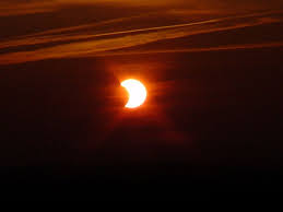 Eine totale sonnenfinsternis entsteht dann, wenn der mond sich genau zwischen erde und sonne schiebt und dabei so groß ist, dass er die sonne ist der mond kleiner als die sonnenscheibe, weil er auf seiner umlaufbahn von der erde weiter entfernt ist, entsteht eine ringförmige sonnenfinsternis. Sonnenfinsternis Fakten Zur Sonnenfinsternis Geolino