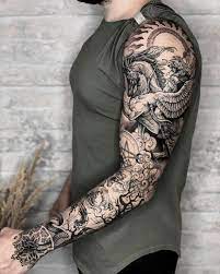 The features of the chimera are explored on a symbolic level more than its meaning in mythology. Chimera And Bellerophon Sleeve