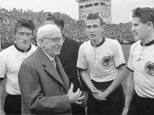 Für die weltmeisterschaft 1954 in der schweiz durfte die deutsche nationalmannschaft erstmals nach dem zweiten weltkrieg wieder an der qualifikation teilnehmen. Deutschland Ungarn 3 2 Wm 1954 In Der Schweiz Finale