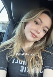 Nikki Hanson's Instagram, Twitter & Facebook