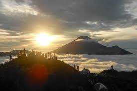 Formed by the eruption of ancient mountain prau, dieng plateau is a complex of calderas situated at about 2,000 metres above sea level, 130 km northeast of yogyakarta city. From Yogyakarta Dieng Plateau Golden Sunrise Trip Getyourguide