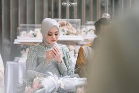 Dinda hauw yang sebelumnya masih belajar untuk mengenakan hijab, kini telah memantapkan hatinya untuk behijab, hanya saja di akun instagramnya, dinda jarang. Bikin Penasaran 10 Potret Dinda Hauw Dan Rey Mbayang Saat Lamaran