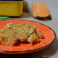 4 uova, 200g cipolle tritate, 300g zucchine a rondelle, 100g scamorza affumicata a dadini, olio, sale. Risotto Alla Zucca E Scamorza Gratinato