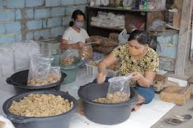Siapkan kaldu ayam yang telah anda buat sebelumnya. Kisah Ni Luh Dan Kripik Ayam Yang Taat Protokol Kesehatan