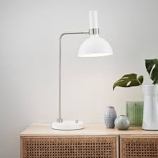 Puristisch Schon In Frischem Weiss Die Lampen Serie Larry Begeistert Mit Einem Cleanen Skandinavischen Design In 2020 Schreibtischlampe Lampe Lampen Und Leuchten