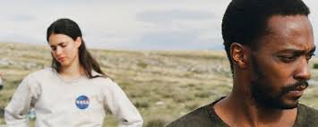 IO" bei Netflix: Lohnt sich das Sci-Fi-Drama mit "Avengers"-Star Anthony  Mackie?