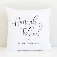 Überraschen und begeistern sie die frischvermählten mit einem einzigartigen und originellen hochzeitsgeschenke. Kissen Zur Hochzeit Vornamen Personalisiert 40 40 Cm Geschenk Madison Online Shop