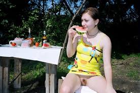 Засветы писек в огороде - порно фото topdevka.com