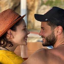 Merve özbey'in 32'nci yaşı için eşi tarafından evde düzenlenen sürpriz partide yakınlaşan berk oktay ve yıldız çağrı atiksoy'un mutluluktan ayakları yere değmiyor. Yildiz Cagri Atiksoy Dan Berk Oktay A Bir Omur Elini Birakmamaya Hazirim Magazin Haberleri