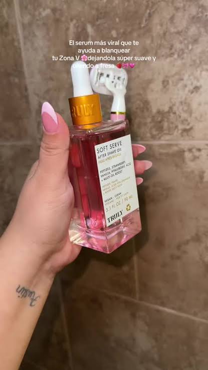 💗 *Soft Serve After Shave Oil - TRULY* 💗 •NUEVA COLECCIÓN• Un tratamiento  post-depilación de lujo que transforma tu rutina de cuidado íntimo. ✨  Ingredientes clave: • Vainilla 🍦 • Fresa 🍓 y ...