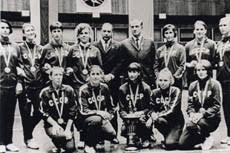 Volleyball от volley — «удар с лёту» и ball — «мяч») — вид спорта, командная спортивная игра, в процессе которой две команды соревнуются на специальной площадке, разделённой сеткой, стремясь направить мяч на. Zhenskaya Sbornaya Sssr Po Volejbolu Vikipediya