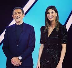 Lei lavora come modella , è nata nel 1993 ed ha quindi 39 anni in meno di lui , ma l'età non sembrerebbe proprio essere un problema fra di loro. Conduce La Sai L Ultima Insieme A Ezio Greggio Ecco Chi E Romina Pierdomenico E Dove L Avete Gia Vista