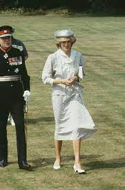 Diana Princess Of Wales Attends A Polo Match At Cowdray Park Polo Princess Diana Photos Princess Diana Rare Princess Diana Family