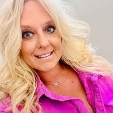 Aimee Halverson's Instagram, Twitter & Facebook