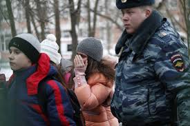 3 февраля 2014 года ученик 10 класса московской школы №263, вооружившись отцовской винтовкой, взял в заложники учеников одного из классов. Strelba V Moskovskoj Shkole 263 Onlajn Reportazh Proisshestviya Tass