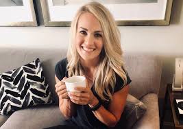 How are we supposed to know just out of curiosity why not look up pictures. Carrie Underwood Makeup Guide What She Uses Feeling The Vibe Magazine