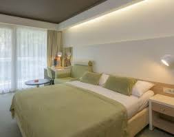 Es gibt auch kleinere modelle bis 120×200 cm liegefläche, sowie größere französische betten bis 160×200 cm liegefläche. Standard Zimmer Mit Franzosischem Bett Parkseite Family Hotel Vespera Losinj Hotels Villas Croatia Losinj Hotels Villas Kroatien