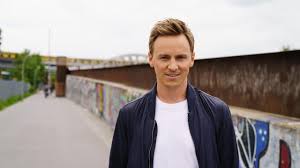 Moderator jochen breyer über kritischen fußballjournalismus. Jochen Breyer Im Portrat Zdfmediathek