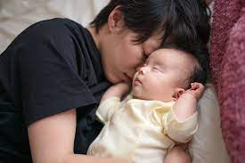 新生児・赤ちゃんに腕枕で添い寝してもいい？方法や注意点は？ - こそだてハック