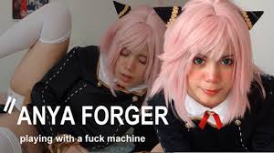 Meisje in Anya Forger cosplay spelen met een neukmachine