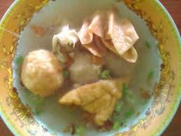 Menggunakan udang rebon, bakwan yang satu ini terasa lebih gurih. Bakwan Malang Ayas Info Kuliner