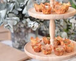 Si vous cherchez un plat familial aux feuilles de brick, place aux grands formats. Recette De Mini Bouchees De Feuilles De Brick Aux Deux Saumons Recette Feuille De Brick Idee Tapas Mini Aliments