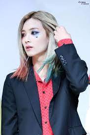 He looked so majestic, i just want to bring it back lol. DuÑša On Twitter 9 Jeonghan Seventeen Jeonghan Debuted With Long Hair And Was Proud Of It But Only Cut It For Convenience Of Short Hair And Had Said He