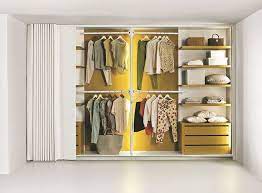 Intégrant une penderie, avec ou sans rideaux, des caissons de rangement et des tiroirs. Amenager Un Dressing Dressing En Kit Dressing Sur Mesure Cote Maison