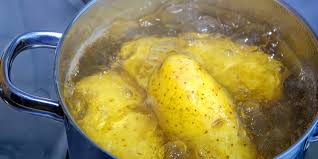 Oggi ho finalmente provato a cuocere le patate al sacchetto in microonde, il sacchetto … o borsa per le patate vi assicuro che velocizzerà tantissimo la cottura delle patate; Come Lessare Al Meglio Le Patate La Cucina Italiana
