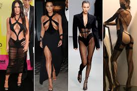 Nunca han sido demasiado amigos de la discreción, pero su desafiante actitud ha provocado numerosas críticas en estados unidos y. Megan Fox S Half Naked Look Is Barely There But Everywhere