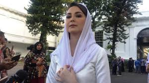 It certainly doesn't hurt that he's married to the popular actress arumi bachsin, who frequently lends her star power to his campaigning. Cantiknya Arumi Bachsin Dampingi Emil Dardak Dilantik Di Istana Showbiz Liputan6 Com