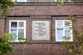Eine welt haus is situated in st. Bildarchiv Hamburg Com Foto Inschrift In Der Hausfassade In Der Welt Ein Haus Im Haus Eine Welt Und Welt Und Haus In Gnadiger Hand Fotos Aus Hamburg Dulsberg