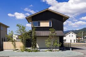Traditional japanese houses have a special relationship with nature. Stylish Synergy Modern Japanese Home With A View Of Distant Mountains