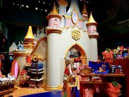 Magasin de jouets situé en plein cœur de times square, le le disney store de new york est un magasin à découvrir lors de votre voyage à new york. Disney Store Am Times Square Newyorkcity De